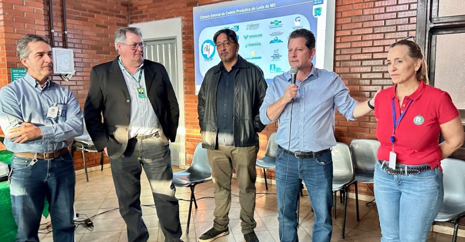 Da esquerda para a direita: Abrão Giuseppe Beluzi, Washington Willeman, Éder Souza, Renato Câmara e Rosineide. Autoridades tiraram dúvidas dos produtores após as palestras da 1ª Comitiva Leite Ativo em Sidrolândia - Foto: Divulgação