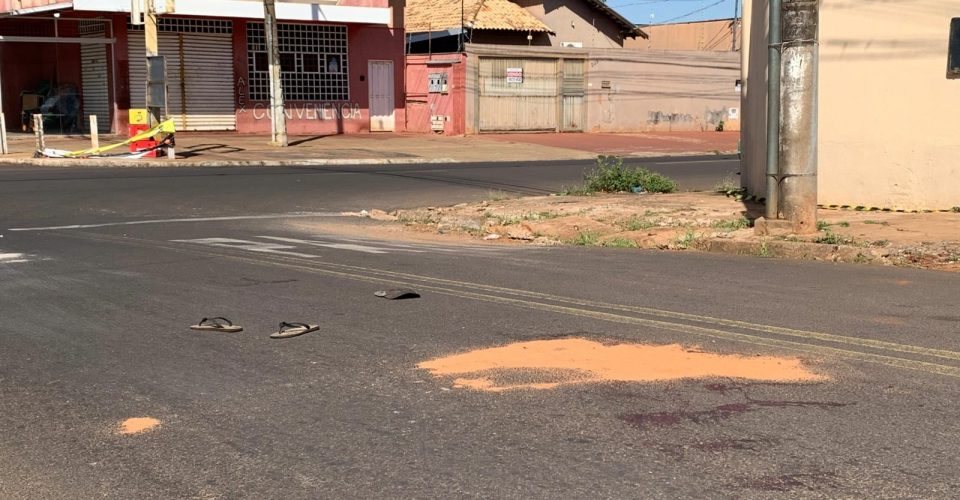 No local havia marcas do atropelamento, boné e um par de chinelos da vítima - Foto: Biel Gill
