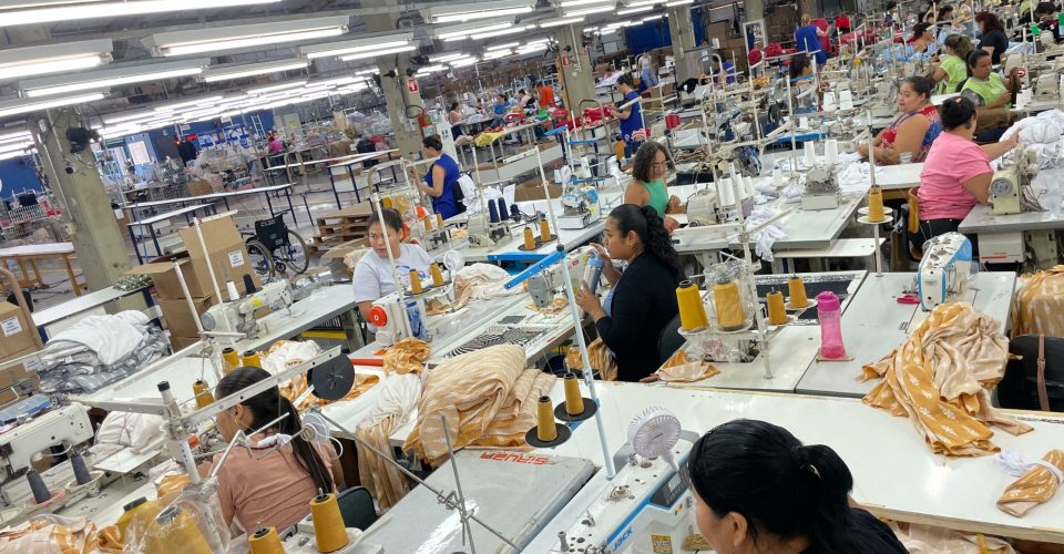 Na filial em Campo Grande, cerca de 120 mil peças passam pelo processo de acabamento e seguem para comercialização mensalmente - Foto: Carlos Bastos