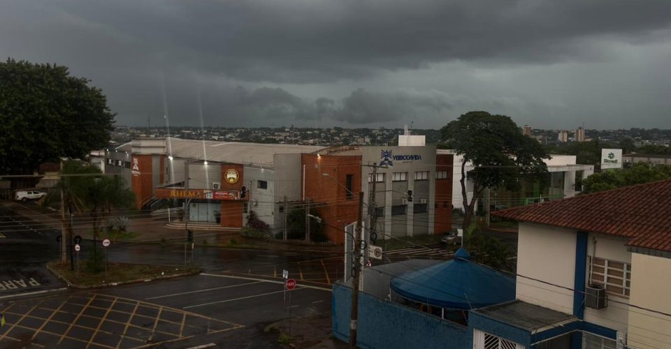 Tarde na Capital começa com queda de chuva fraca - Foto: Roberta Martins