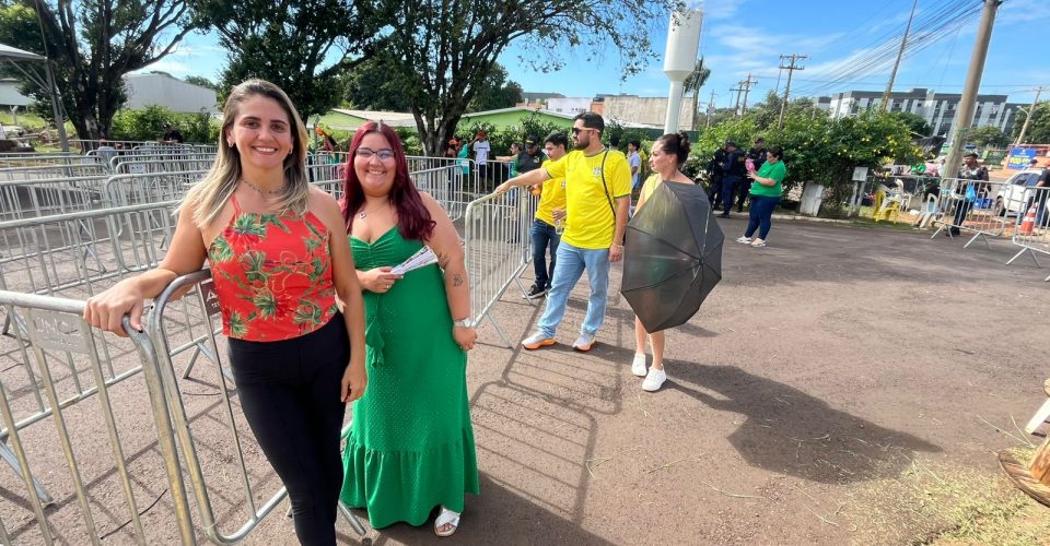 Eduarda com blusa estampada em tons de laranja e Letícia com vestido verde - Foto: JulIana Aguiar