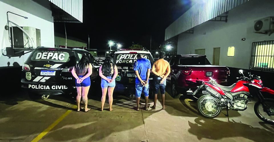 Acima, envolvidos na morte da criança com tiro na cabeça, abaixo, arma de “Peixeira" - Foto: divulgação