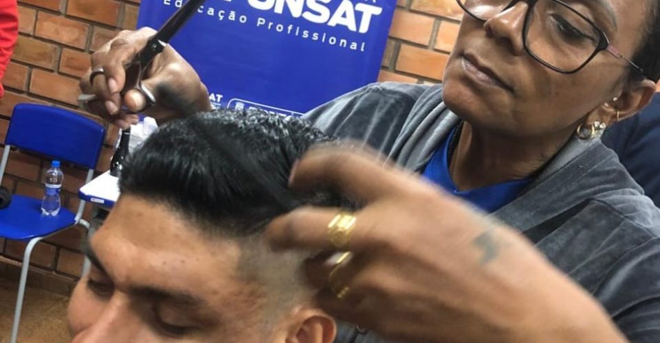 todos em ação corte de cabelo
