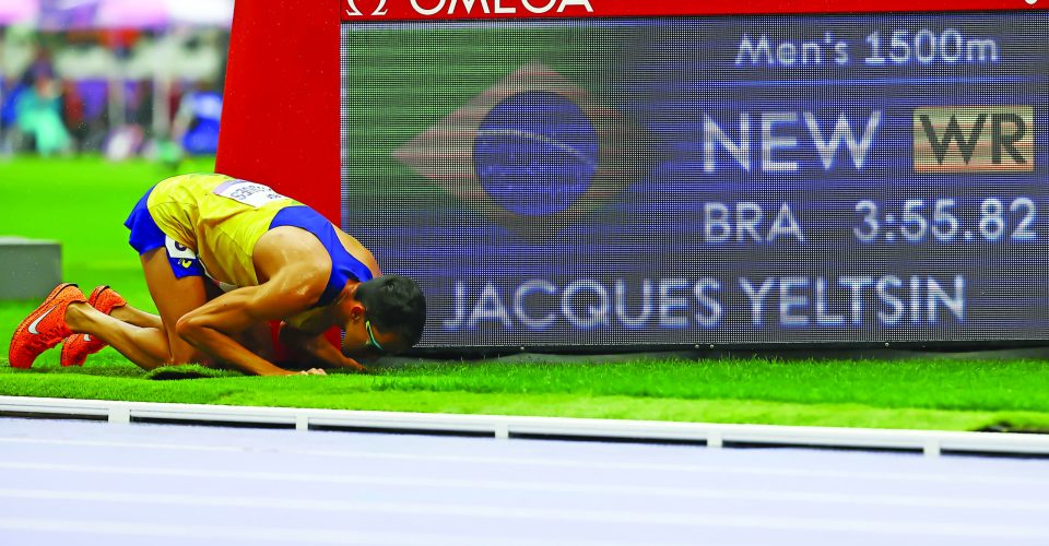 Yeltsin Jacques celebra ouro e recorde mundial no Stade de France - Foto: Silvio Avila/CPB