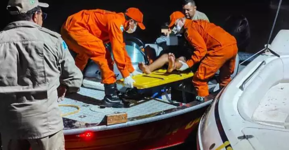 Equipe de salvamento presta socorro a criança - Foto: Divulgação/Corpo de Bombeiros