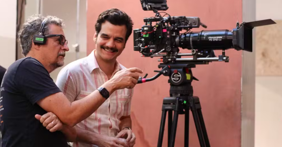Kleber Mendonça Filho e Wagner Moura durante a filmagem de 'O agente secreto' - Foto: Laura Castor/Divulgação