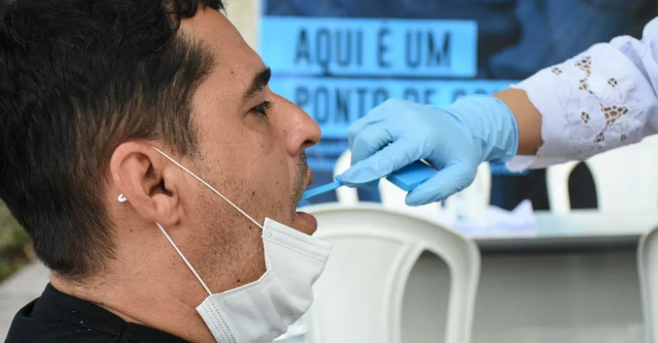 Amostra de DNA sendo coletada em homem — Foto: MPE/Divulgação