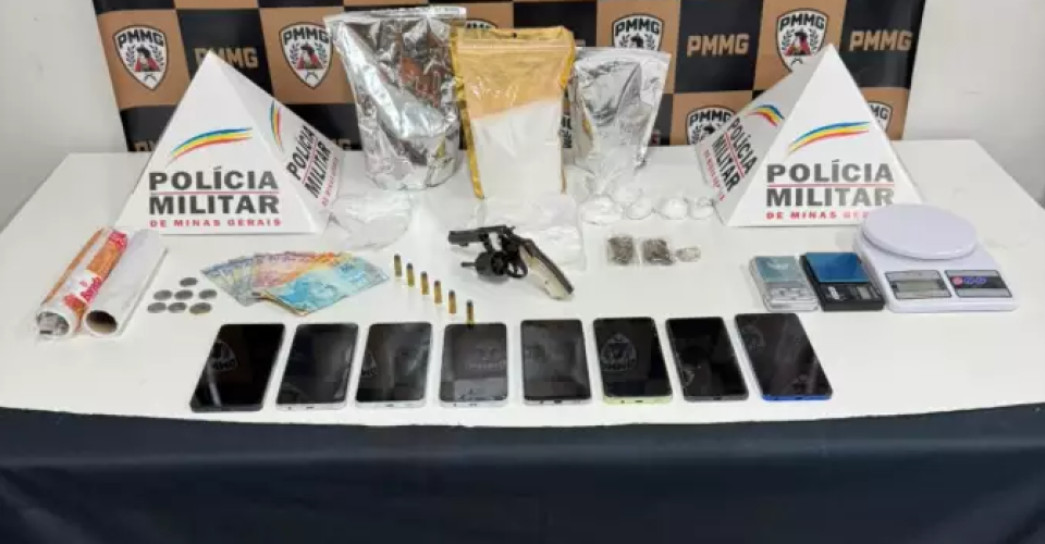 Celulares, arma e outro objetos apreendidos com os suspeitos - Foto: Divulgação