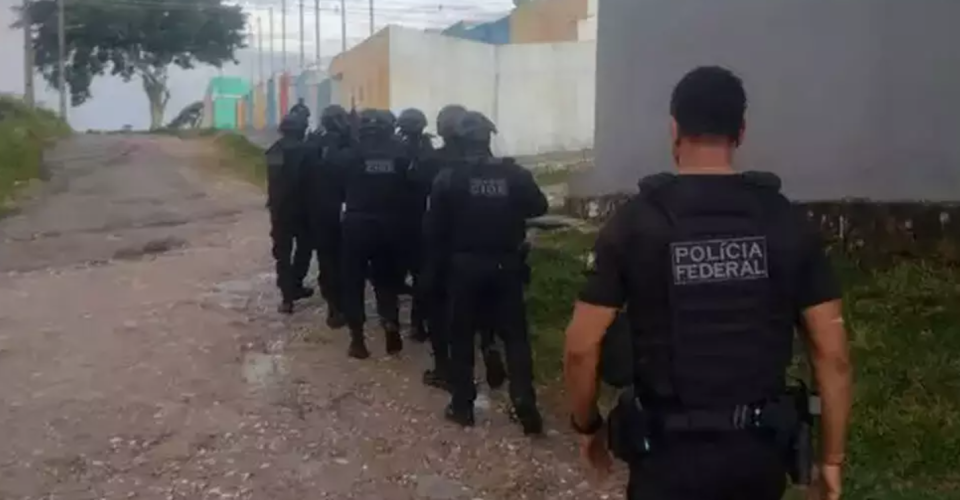 Policiais federais durante cumprimento de mandados - Foto: Divulgação