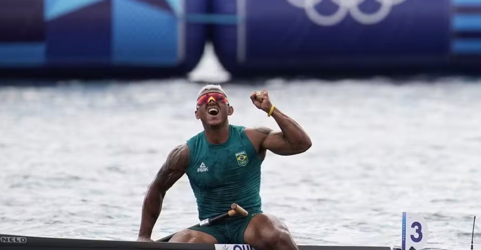 Isaquias Queiroz conquista medalha de prata no C1 1.000 e vai ao pódio nos Jogos Olímpicos pela terceira edição consecutiva — Foto: Alexandre Loureiro/COB