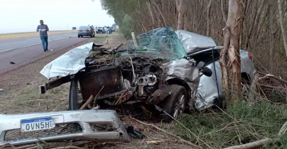 A frente do Honda Civic ficou destruída - Foto: Ligado na Notícia