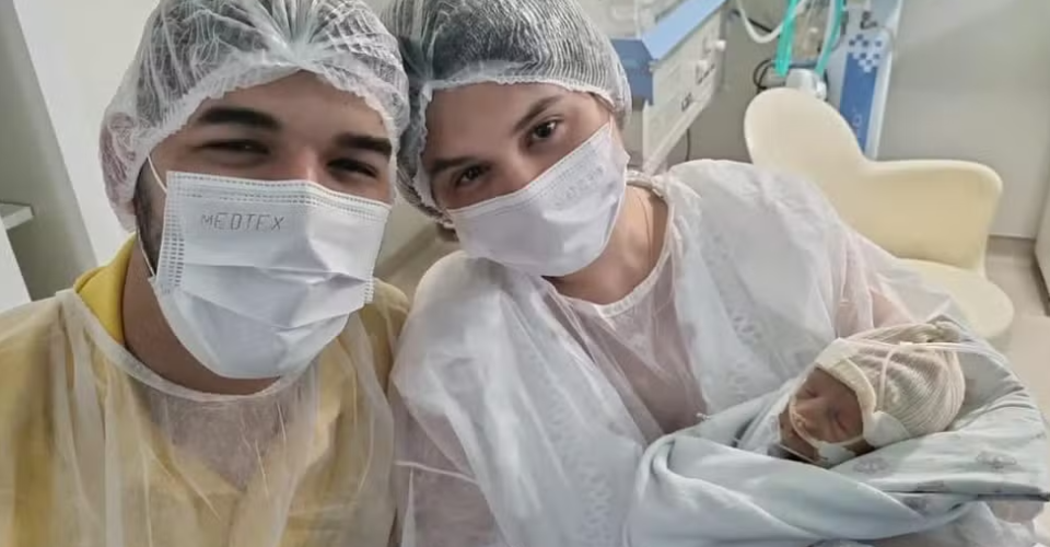 Família visita Arthur na UTI — Foto: Reprodução/Instagram @zevaqueiro