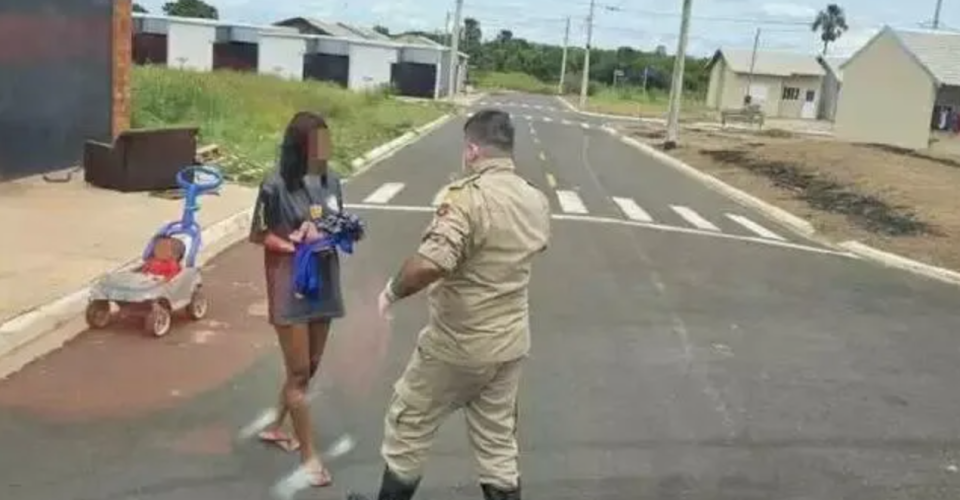 Adolescente com bebê no colo sendo acolhida por militar do Corpo de Bombeiros - Foto: Divulgação