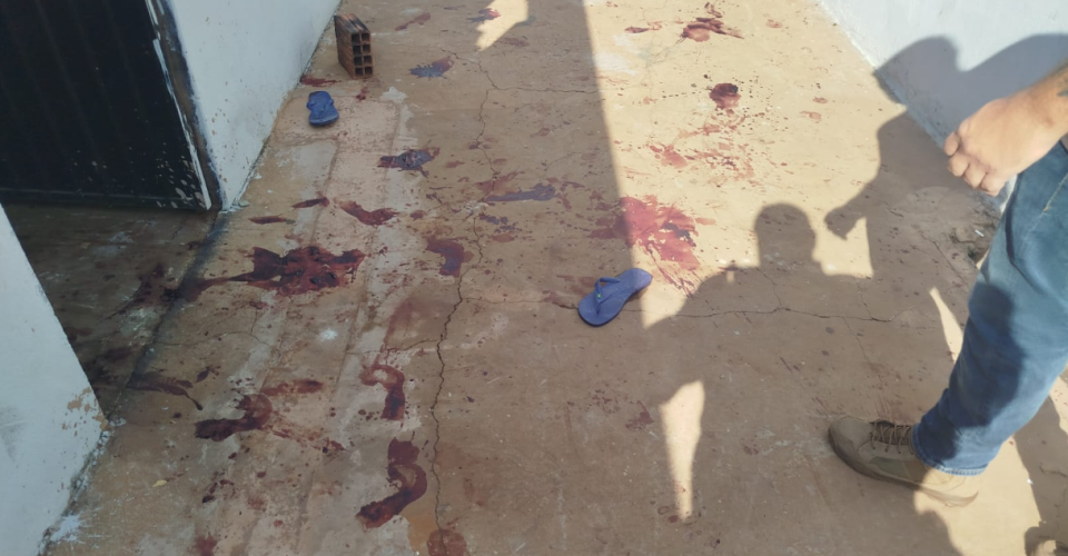 Marcas de sangue ficaram pelo local do crime - Foto: Divulgação