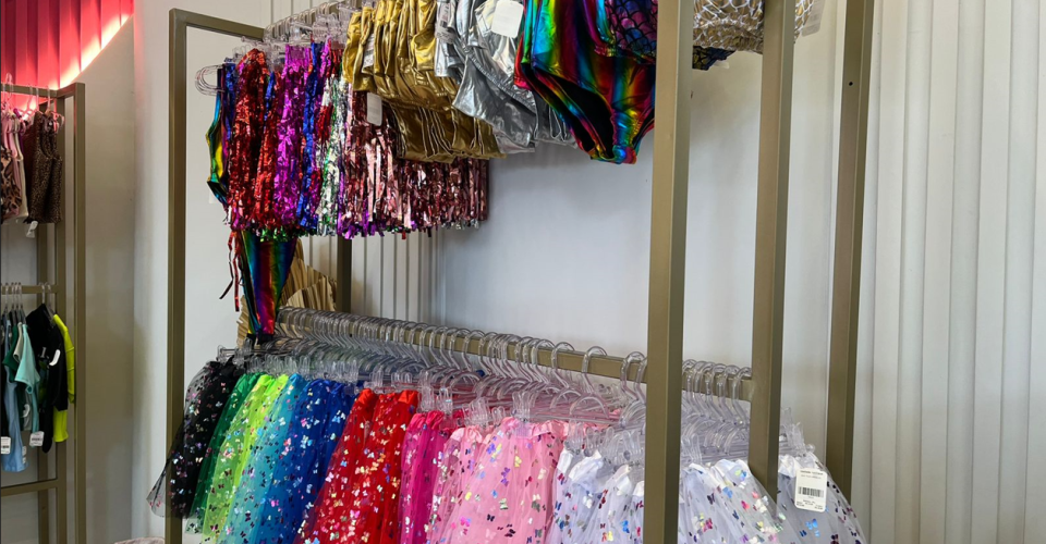 Adereços carnavalescos já tomam os espaços nos comércios da Capital - Foto: Arquivo