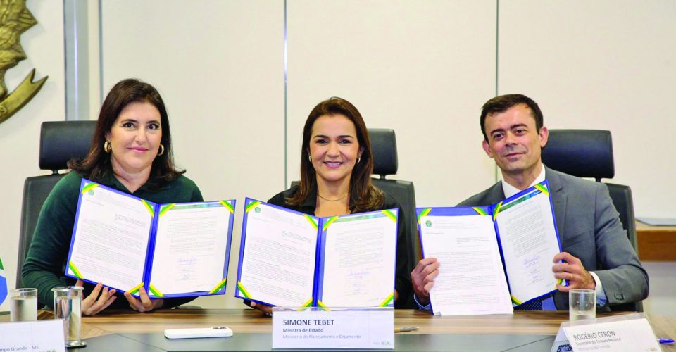 A prefeita Adriane Lopes (ao centro), junto da ministra Simone Tebet (à direita) e o secretário Rogério Ceron (à esquerda) - Foto: Divulgação