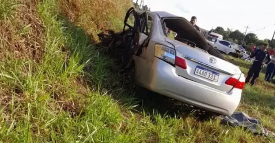 Carro com a parte frontal destruída  (Foto: Última Hora)