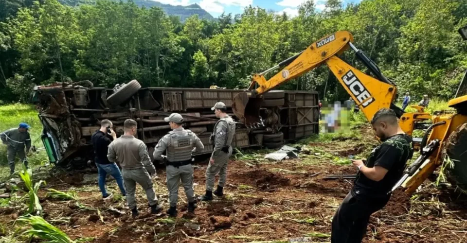O veículo transportava 35 pessoas - Foto:  Brigada Militar do Rio Grande do Sul