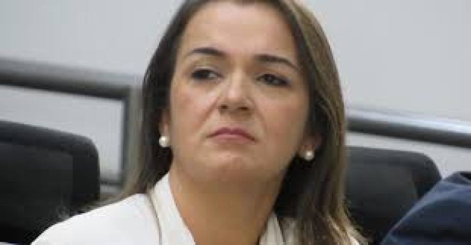 Prefeita Adriane Lopes anuncia concurso para prefeitura