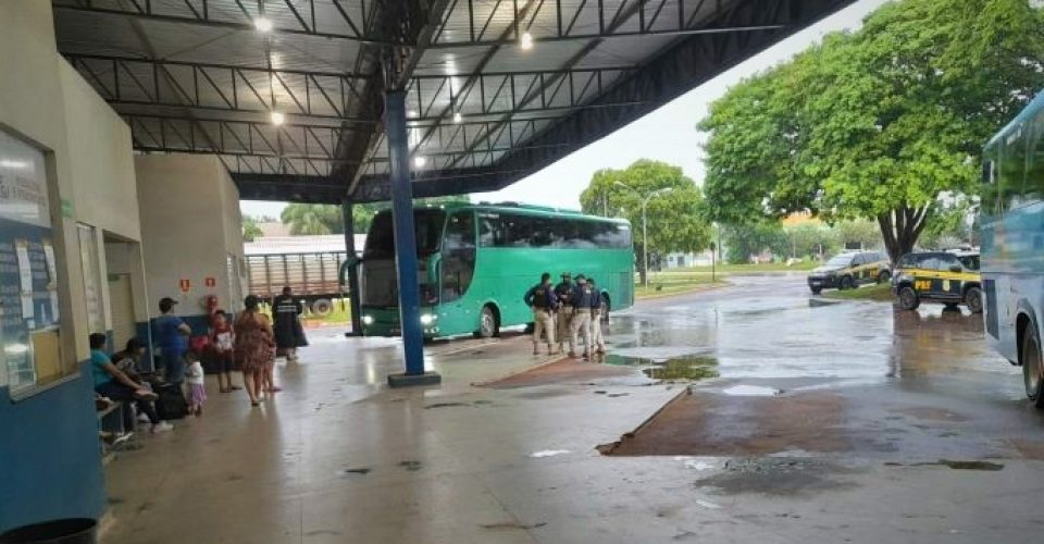 Ônibus em condições precárias é intecptado em rodovia