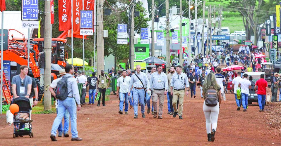 Visitantes caminham por rua da Agrishow, feira agrícola em Ribeirão Preto (SP) - Foto: Fabio Santanna/Divulgação/Agrishow