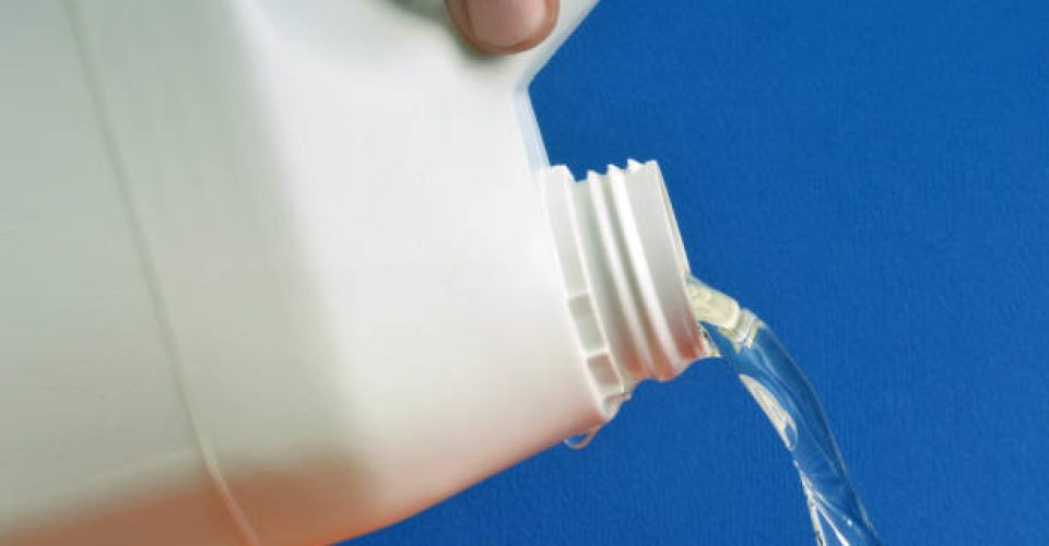 eau de javel versée en gros plan Imagem ilustrativa - Foto: Internet