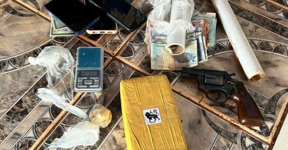 Além da droga, foram encontrados diversos materiais ligados ao tráfico (Foto: Osvaldo Duarte /Dourados News)