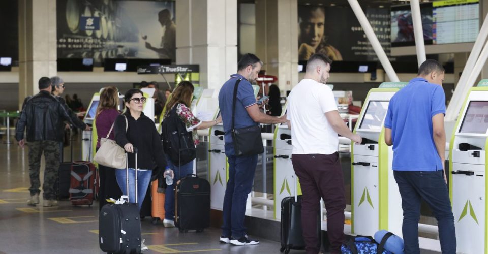 Representantes do Procon, Prodecon, MPDFT e OAB-DF participam da Blitz Nacional dos Aeroportos para fiscalizar a cobrança da franquia de bagagem, no Aeroporto Internacional de Brasília/Agência Brasil