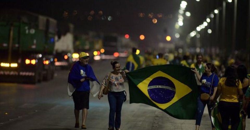 apoiadores-do-presidente-jair-bolsonaro-invadem-a-esplanada-dos-ministerios-em-brasilia-597826-article