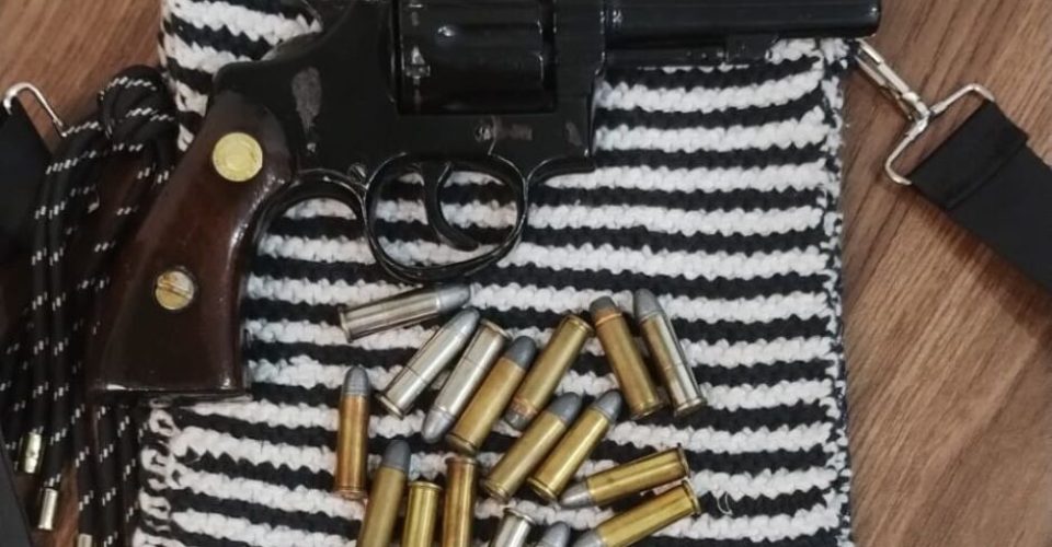 Arma apreendida com 17 munições - Foto: Divulgação/Polícia Civil