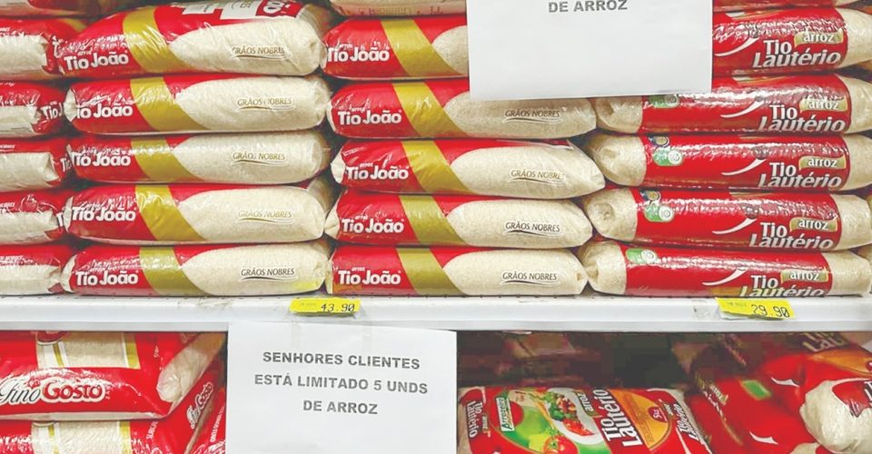 Supermercado no
Bairro Maria Aparecida
Pedrossian já começou
limitar venda do arroz (Foto: Marcos Maluf)