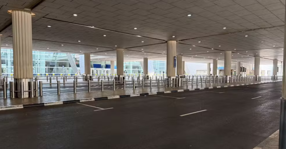 Área de desembarque vazia no Aeroporto Internacional de Dubai, nos Emirados Árabes Unidos, em 2 de março de 2026 — Foto: REUTERS/Raghed Waked