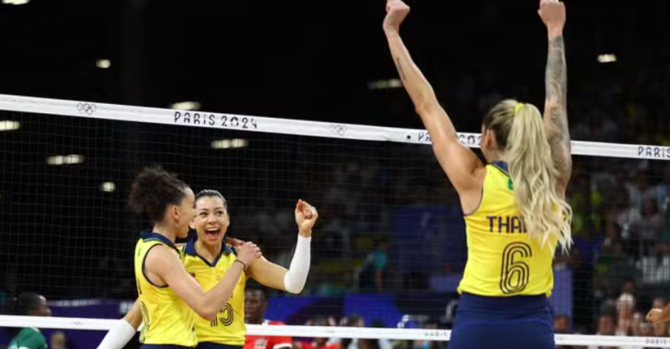 Brasil comemora ponto contra o Quênia nas Olimpíadas de Paris - Foto: REUTERS/Siphiwe Sibeko