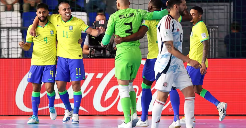 Seleção Brasileira de futsal comemora gol contra a Costa Rica — Foto: Robertus Pudyanto - FIFA/FIFA via Getty Images