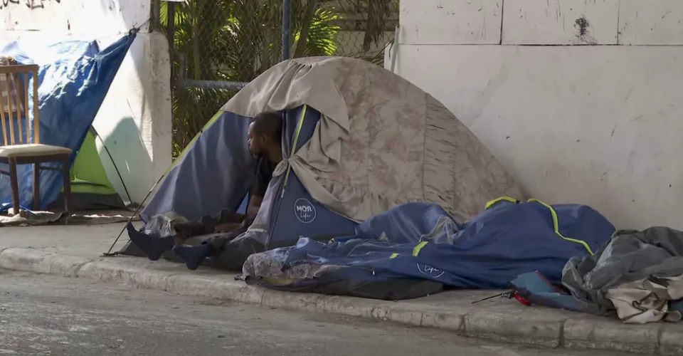 Homem em situação de rua dentro de barraca, na cidade de São Paulo — Foto: Reprodução/TV Globo