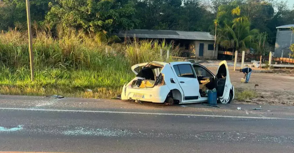 Veículo destruído ficou às margens da rodovia - Foto: Portal Água Clara