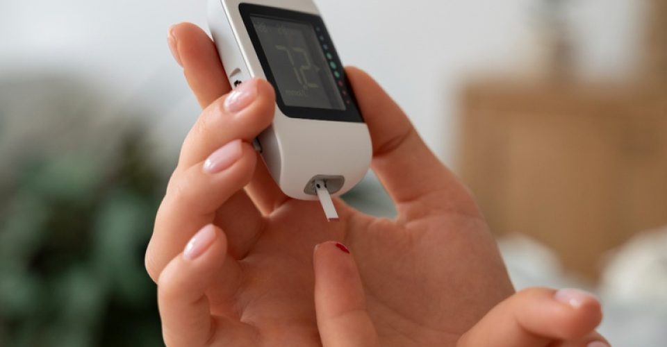 Entre os produtos suspensos estão agulhas para canetas de insulina, fitas medidoras de glicose e luvas descartáveis - Foto: Ministério da Saúde