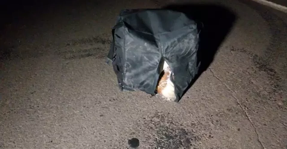 Bolsa de entregas da vítima jogada na pista pós acidente - Foto: Reprodução: Diário Notícias