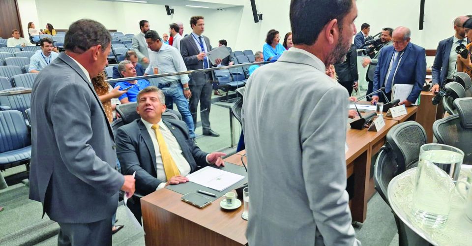Escreva uma reportagem com título, com base nos seguintes dados:



A principal mudança  está no bloco 1, que  saltou de oito para 12  deputados - Foto: Sara Chaves