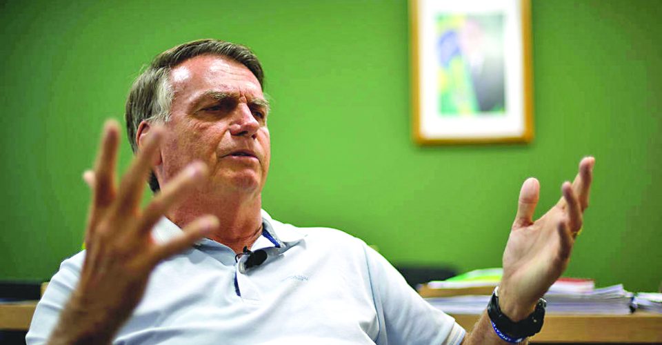 O ex-presidente Jair Bolsonaro durante entrevista à Folha em sua sala na sede do PL em Brasília - Foto: Pedro Ladeira/Folhapress