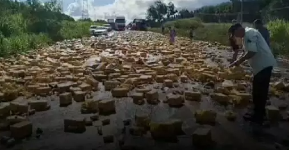 Carga de cerveja espalhada na pista após acidente na BR-262, entre Água Clara e Três Lagoas - Foto: AC Portal Água Clara