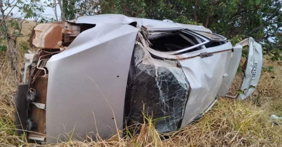 Carro capotou várias vezes - Foto: Edição de Notícias