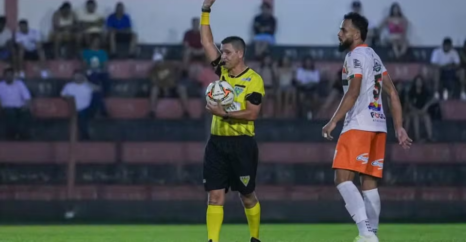 Maicon Alex Ristof de Souza foi o árbitro do empate sem gols entre Águia Negra e Naviraiense — Foto: Marcelo Berton