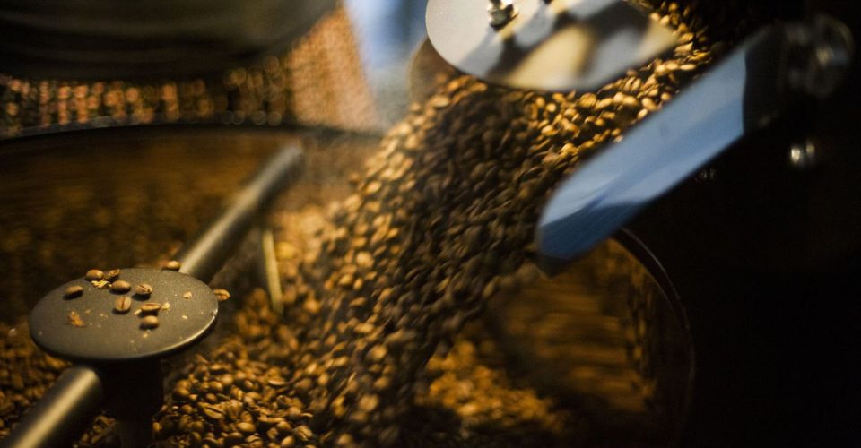 Pequenas torrefações preparam grãos especiais de café