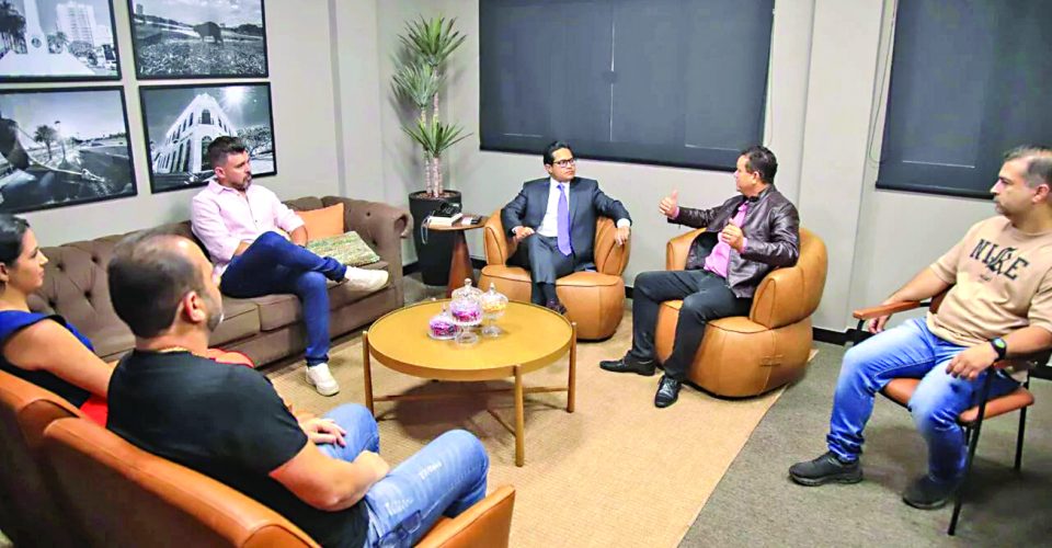 Representantes do Camelódromo estiveram com o presidente da Câmara Municipal para propor melhorias no centro comercial
Foto: Divulgação/CMCG