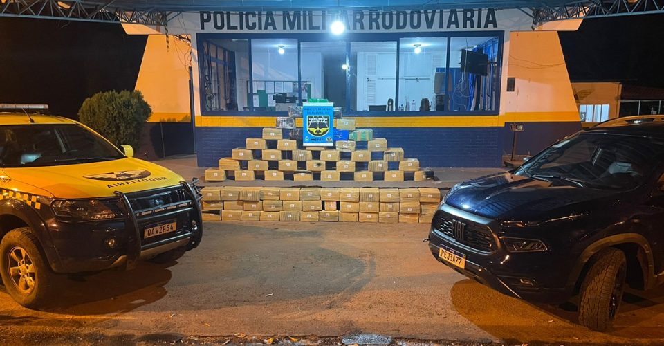 Veículo, droga e motorista foram levados para delegacia
Foto: divulgação PMR