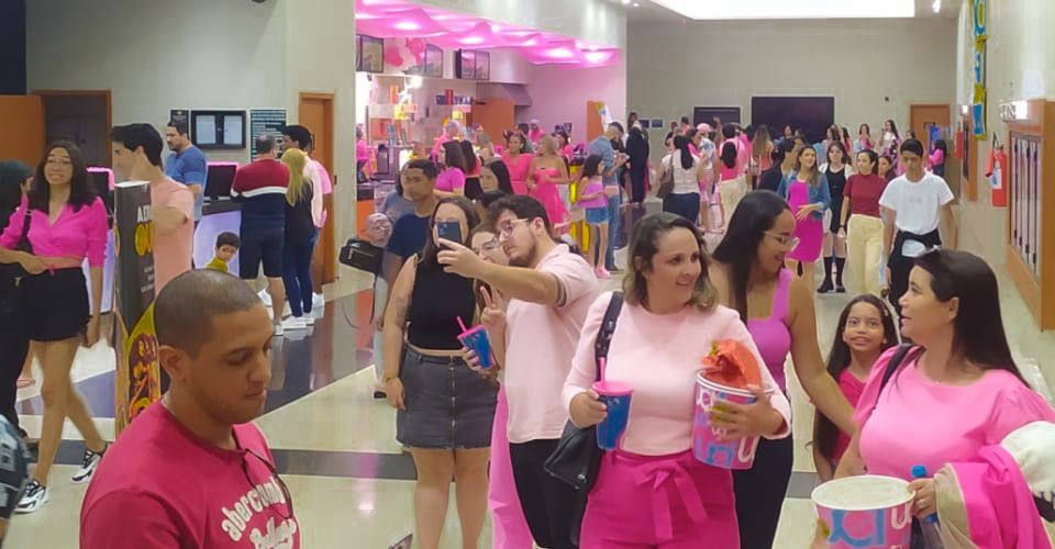 Políticos compartilham fotos com referências ao filme Barbie