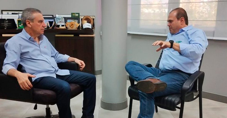 Deputado Paulo Corrêa conversa com o presidente da Famasul, Marcelo Bertoni; parlamentar representou Casa de Leis em evento nesta segunda-feira.|Foto: Mariana Anjos/ALEMS