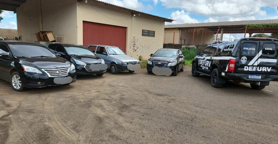 Carros adulterados e documentos foram apreendidos na sede da empresa investigada na Operação Placa Fria - Foto: Divulgação/PCMS
