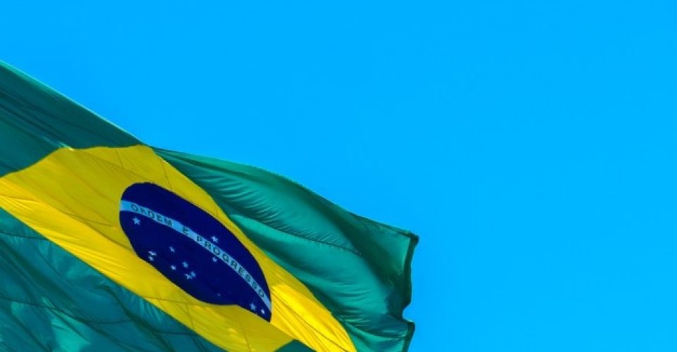 closeup-da-bandeira-do-brasil-com-espaco-para-o-texto-bandeira-do-brasil_146714-1079